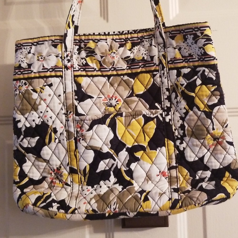VERA BRADLEY Dogwood quilted purse!